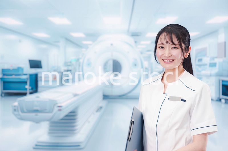 MRI室で働く若い女性技士