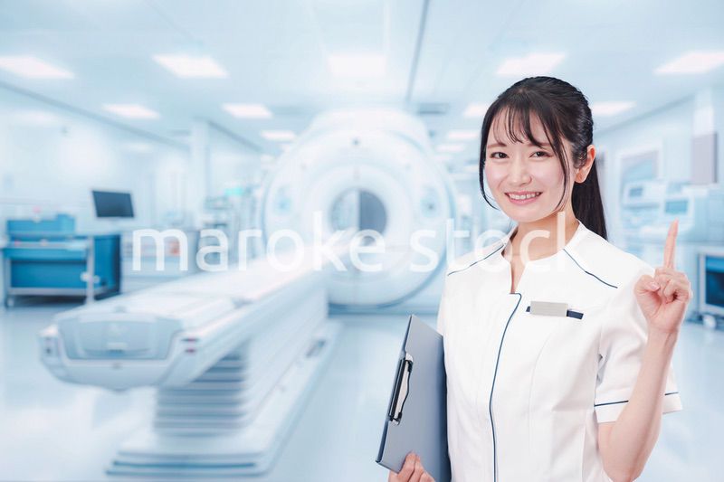 MRI室で働く若い女性技士