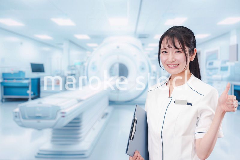 MRI室で働く若い女性技士
