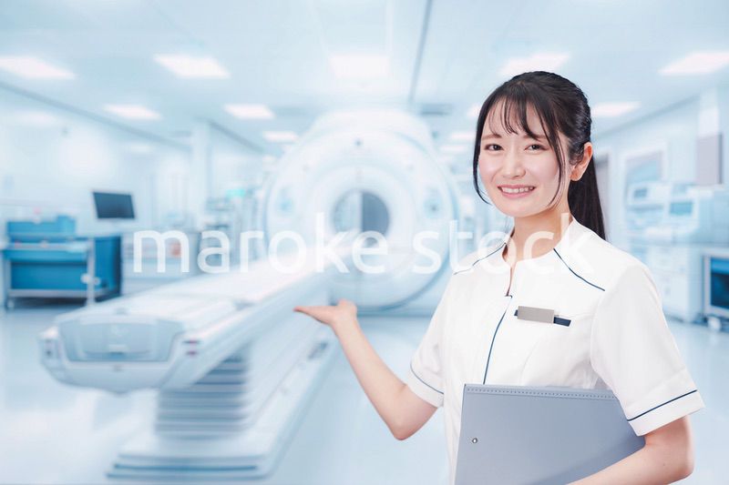 MRI室で働く若い女性技士