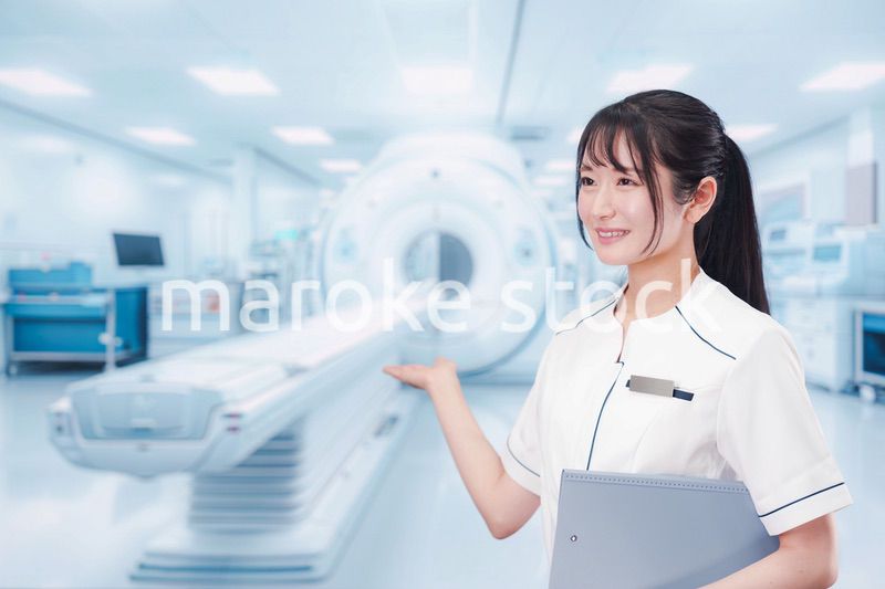 MRI室で働く若い女性技士