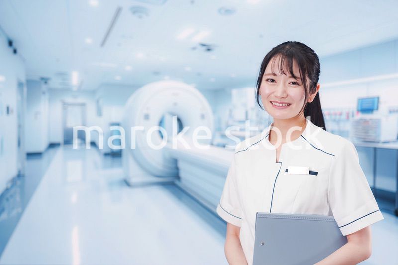 MRI室で働く若い女性技士