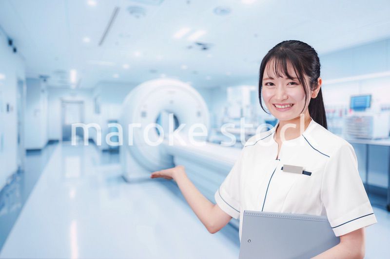 MRI室で働く若い女性技士