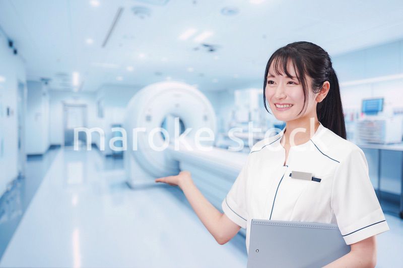 MRI室で働く若い女性技士