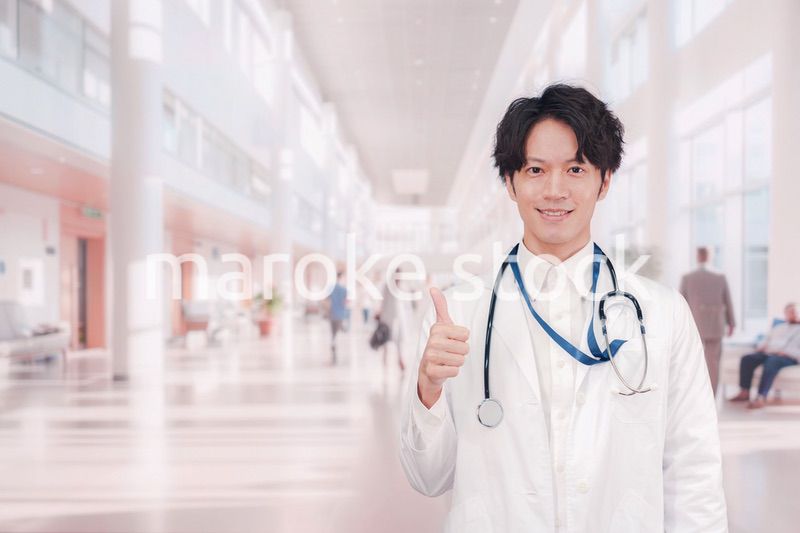 明るい病院で働く白衣を着た若い男性ドクター