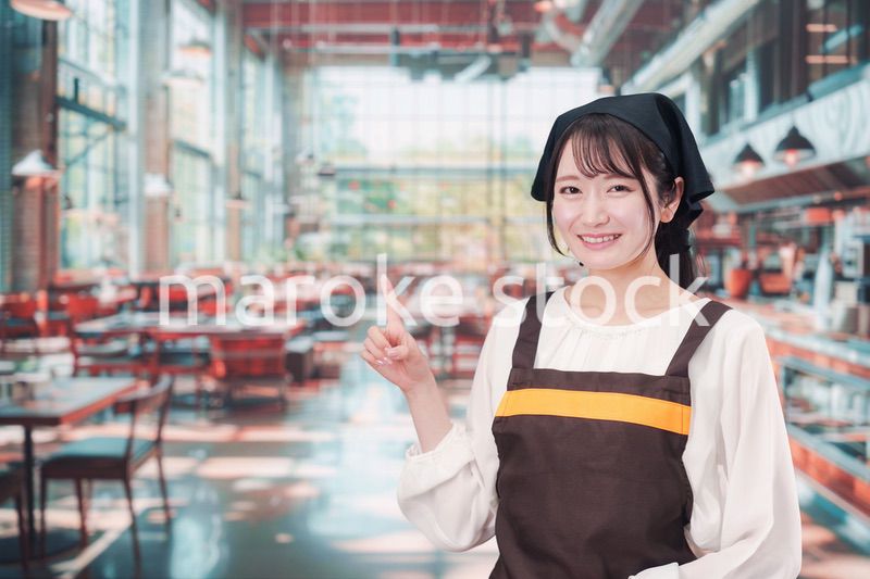 カフェで働く若い女性