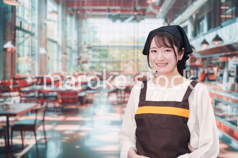カフェで働く若い女性