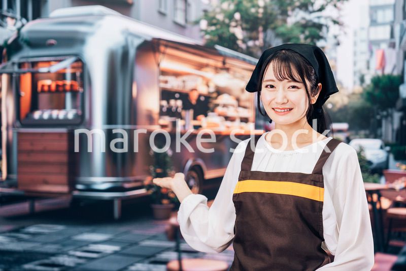 キッチンカーでスタッフをする若い女性