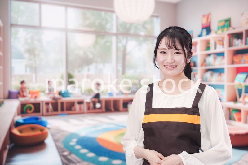 笑顔で働く保育士の女性