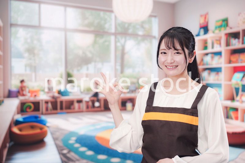 笑顔で働く保育士の女性