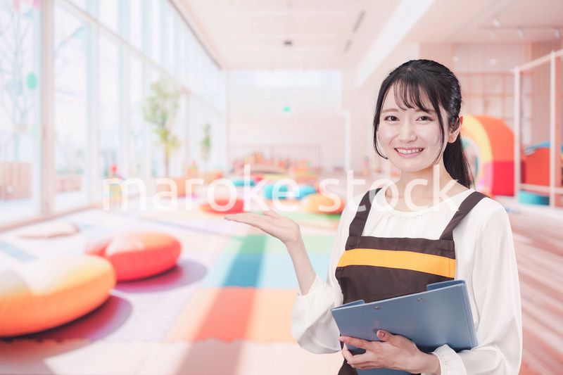 笑顔で働く保育士の女性