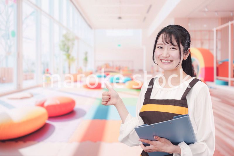 笑顔で働く保育士の女性