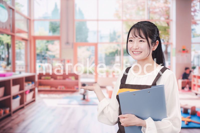笑顔で働く保育士の女性