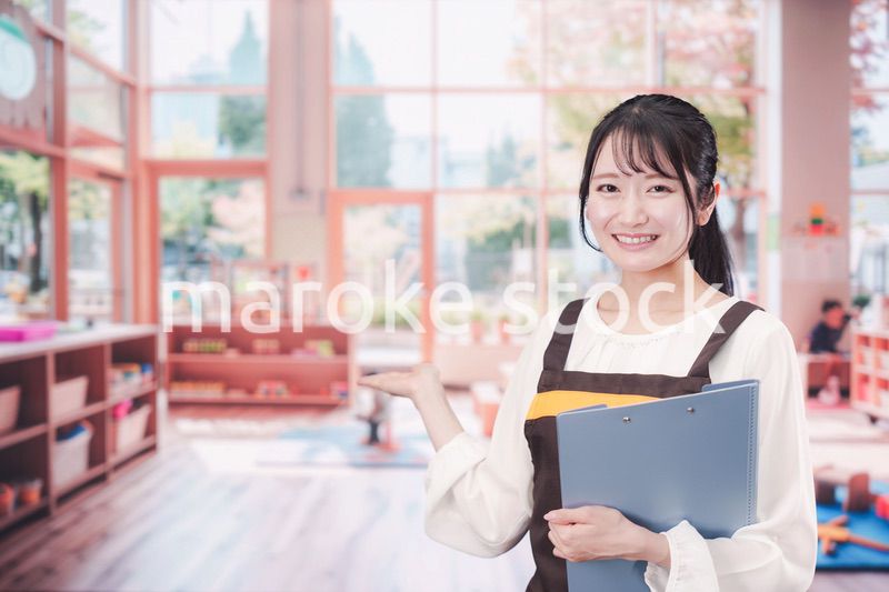 笑顔で働く保育士の女性