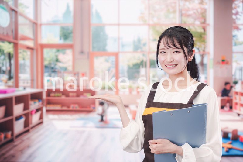 笑顔で働く保育士の女性