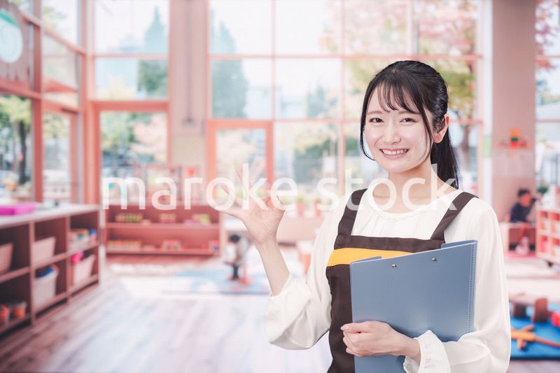 笑顔で働く保育士の女性