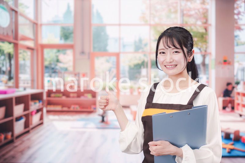 笑顔で働く保育士の女性