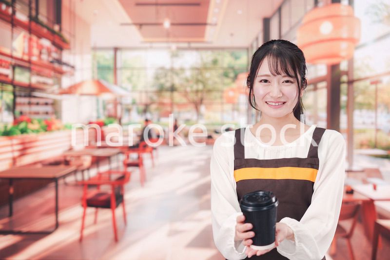 カフェで働く若い女性