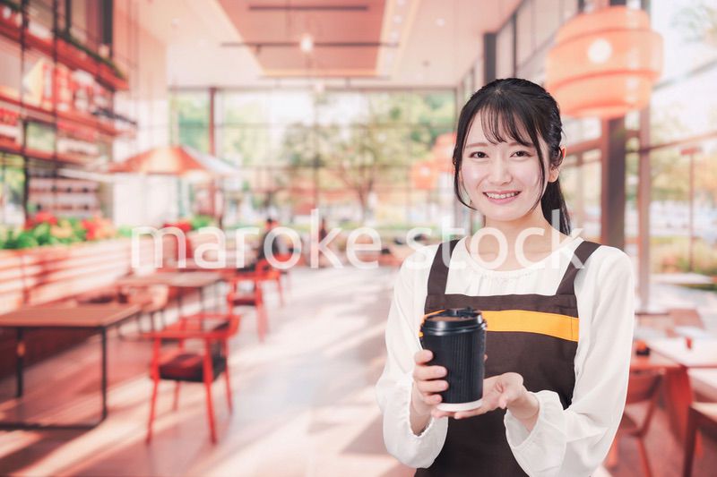 カフェで働く若い女性