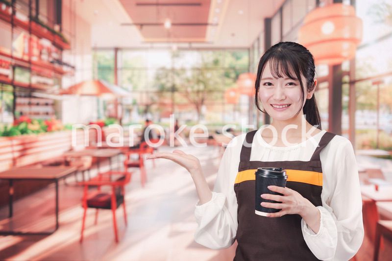 カフェで働く若い女性