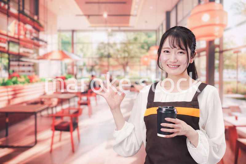カフェで働く若い女性