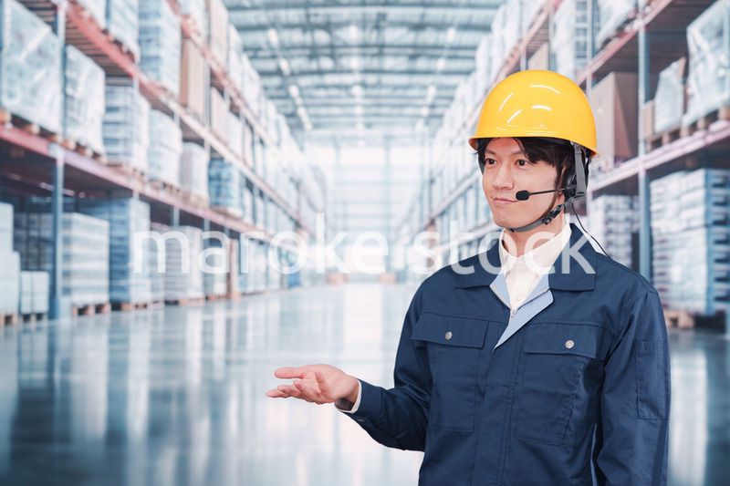 倉庫でヘッドセットをつけてオペレーションをする男性職員