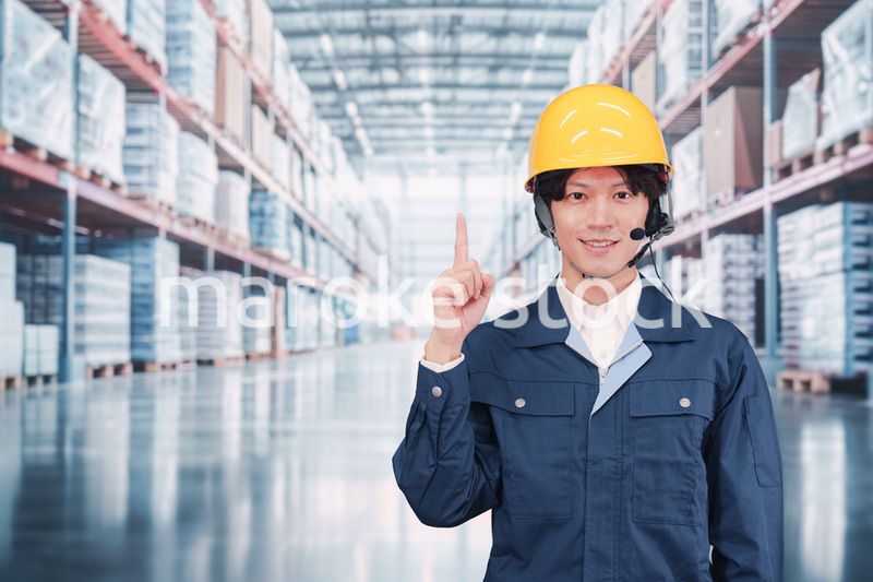 倉庫でヘッドセットをつけてオペレーションをする男性職員