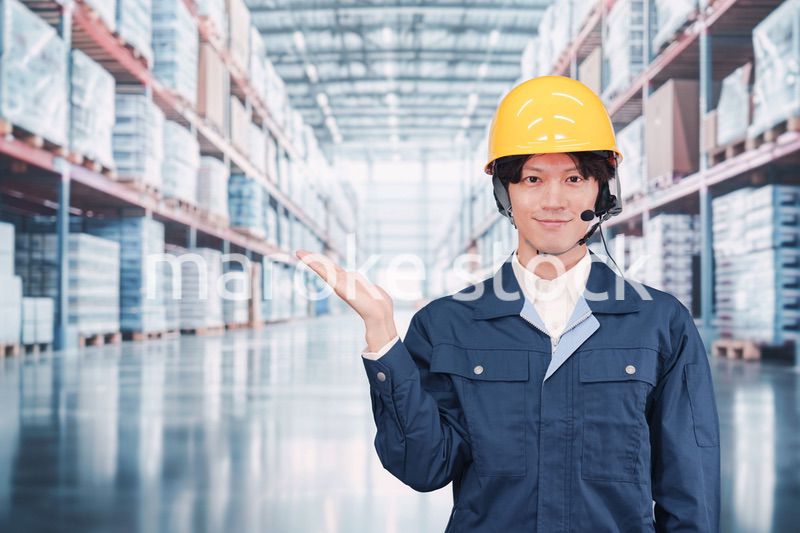 倉庫でヘッドセットをつけてオペレーションをする男性職員