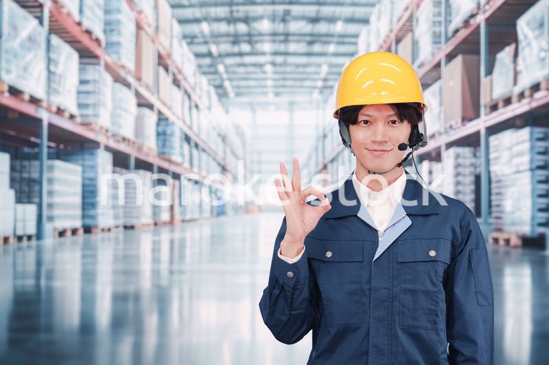 倉庫でヘッドセットをつけてオペレーションをする男性職員
