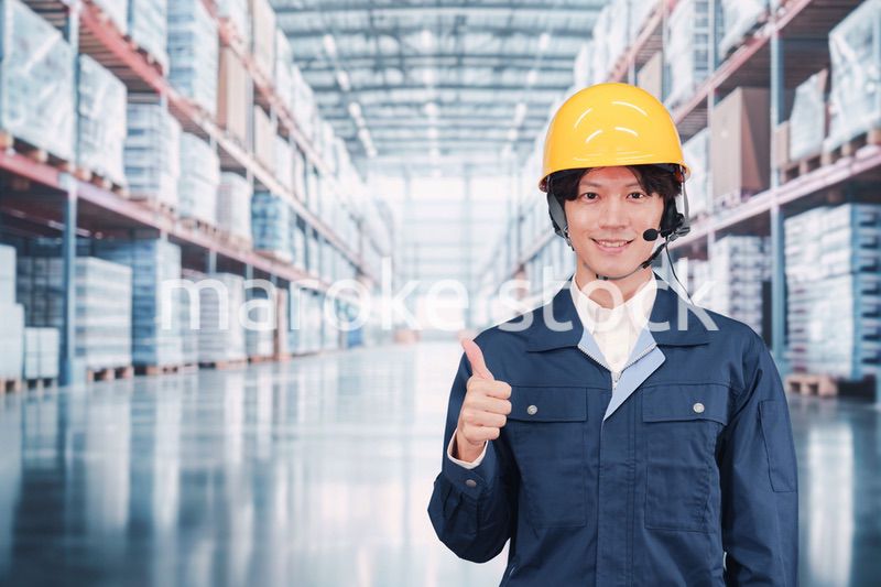 倉庫でヘッドセットをつけてオペレーションをする男性職員