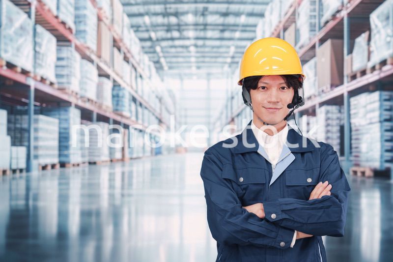 倉庫でヘッドセットをつけてオペレーションをする男性職員