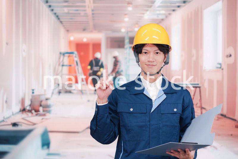 内装作業現場で働く若い作業員の男性