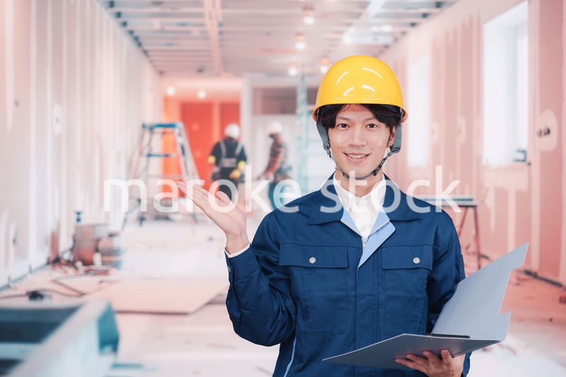 内装作業現場で働く若い作業員の男性