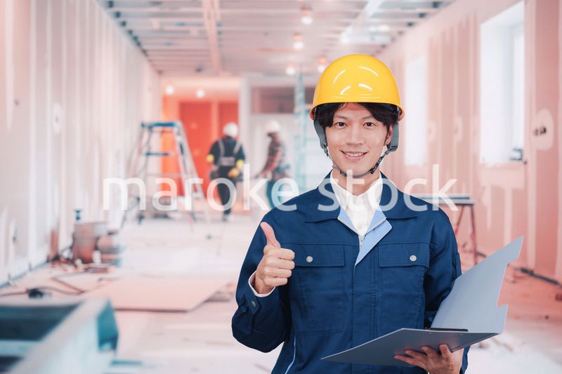 内装作業現場で働く若い作業員の男性