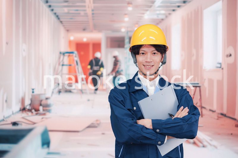 内装作業現場で働く若い作業員の男性