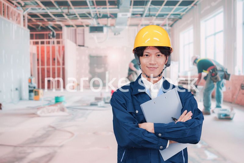 内装作業現場で働く若い作業員の男性