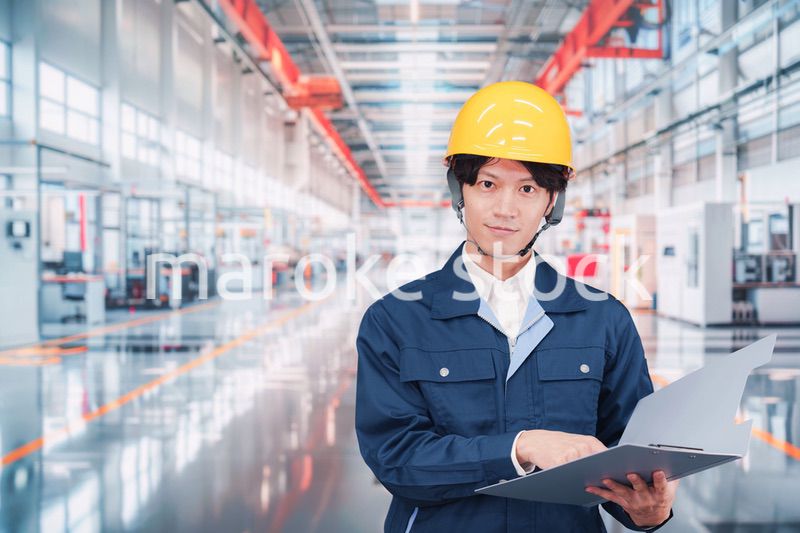 最先端の工場で働く若い男性スタッフ