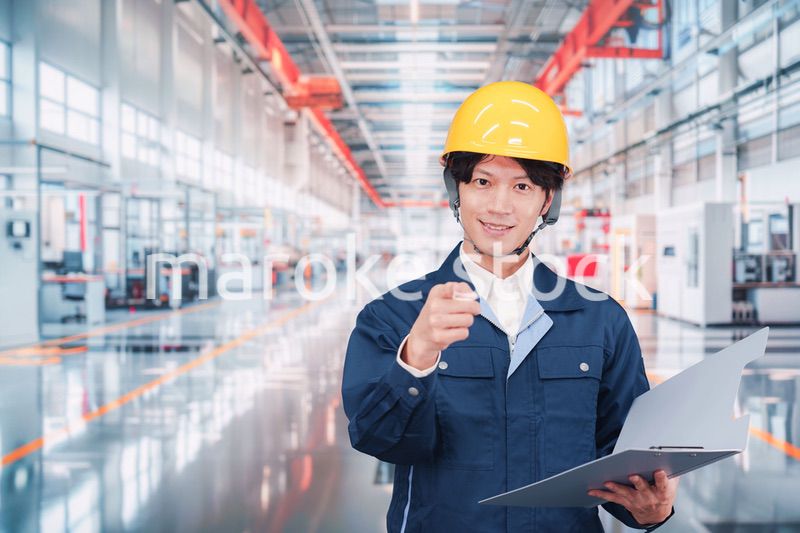 最先端の工場で働く若い男性スタッフ