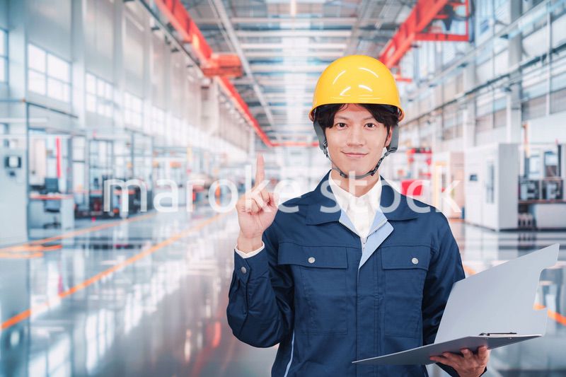 最先端の工場で働く若い男性スタッフ
