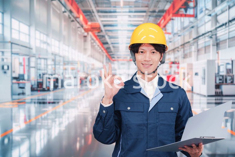 最先端の工場で働く若い男性スタッフ