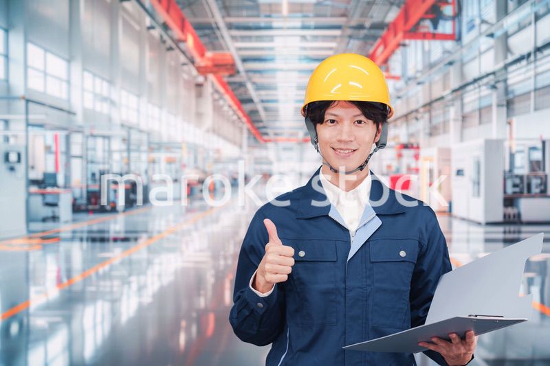 最先端の工場で働く若い男性スタッフ