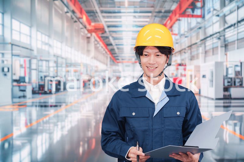 最先端の工場で働く若い男性スタッフ