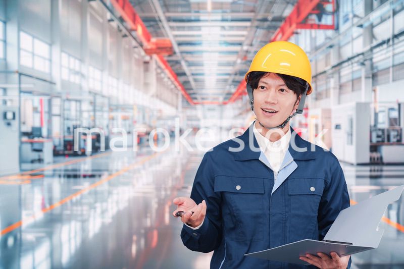 最先端の工場で働く若い男性スタッフ