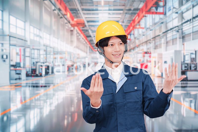 最先端の工場で働く若い男性スタッフ