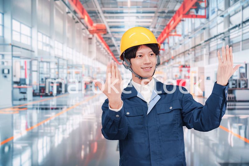 最先端の工場で働く若い男性スタッフ