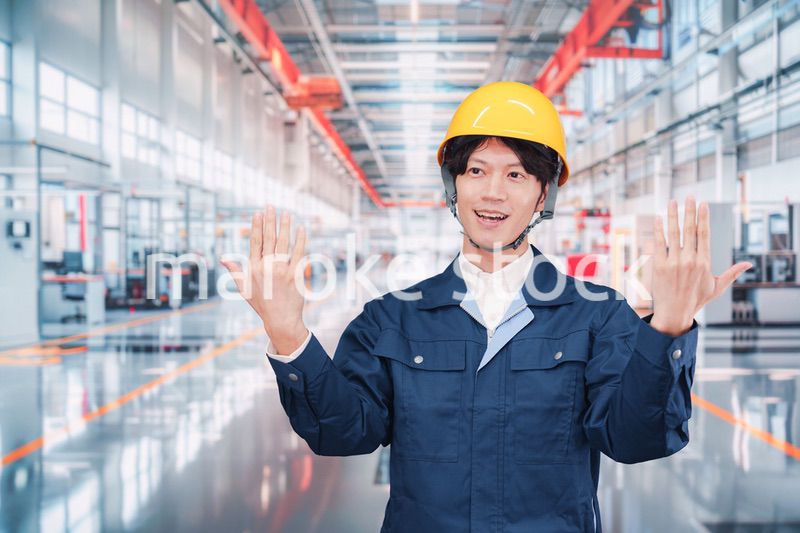 最先端の工場で働く若い男性スタッフ