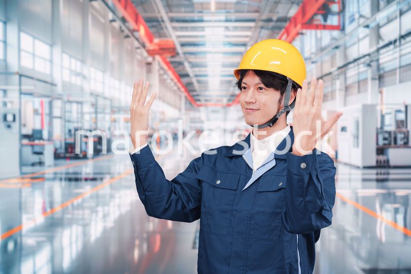 最先端の工場で働く若い男性スタッフ