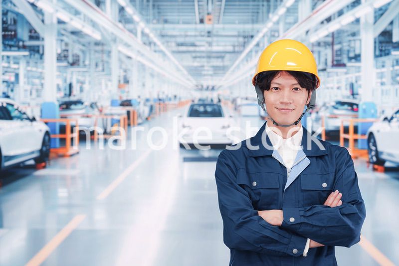自動車工場で働く若い男性