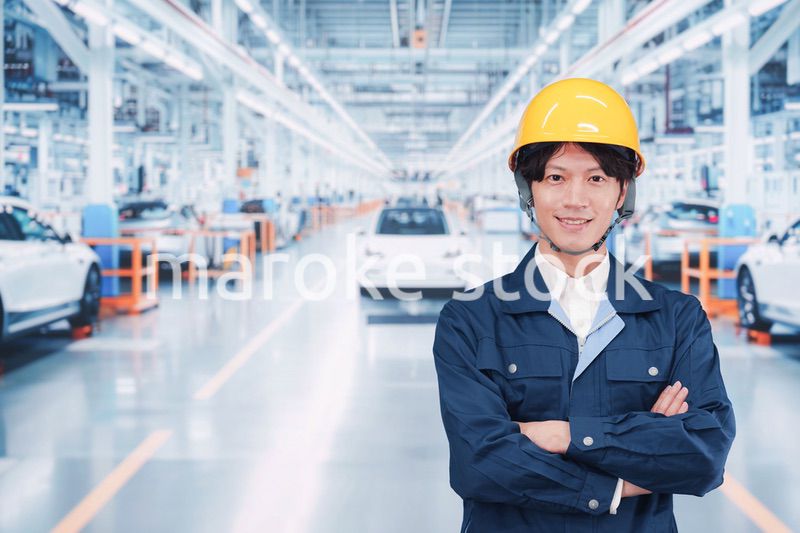 自動車工場で働く若い男性