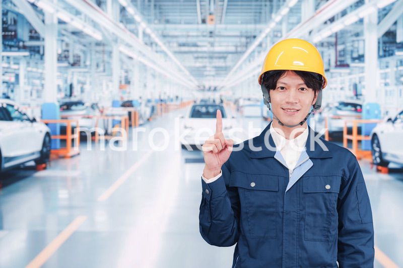 自動車工場で働く若い男性